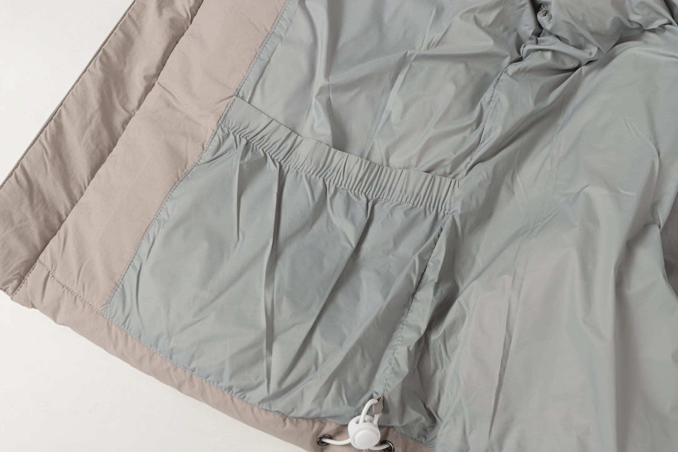 P480 CANADA GOOSE/PASTELS capsule white label series down vest The white label series is a capsule limited series and the most popular PASTELS series this year. The chest labels are all white badges with pure silicone texture. The pattern has a strong contrast between concave and convex. The topographic map of Canada on the badge is lifelike. The plastic material used for currency logos on the market is very hard to the touch! Our original independent order accessories are all custom-made original accessories. The imported YKK zipper has correct teeth and the zipper teeth are very thick. The zipper webbing logo is printed with three M fluorescent colors and the original custom-made washed logo. The placket webbing and wiring details are all restored. Color: Black Pure White Light Pink Khaki Moonlight Gray Size: XS S M L XL